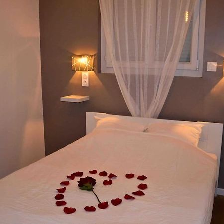 Gite Avec Spa Privatif* Saint-Symphorien-les-Buttes エクステリア 写真