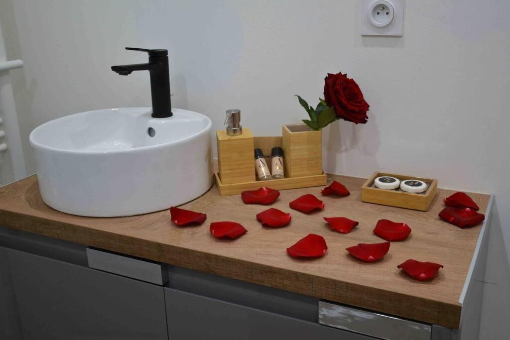 Gite Avec Spa Privatif* Saint-Symphorien-les-Buttes エクステリア 写真